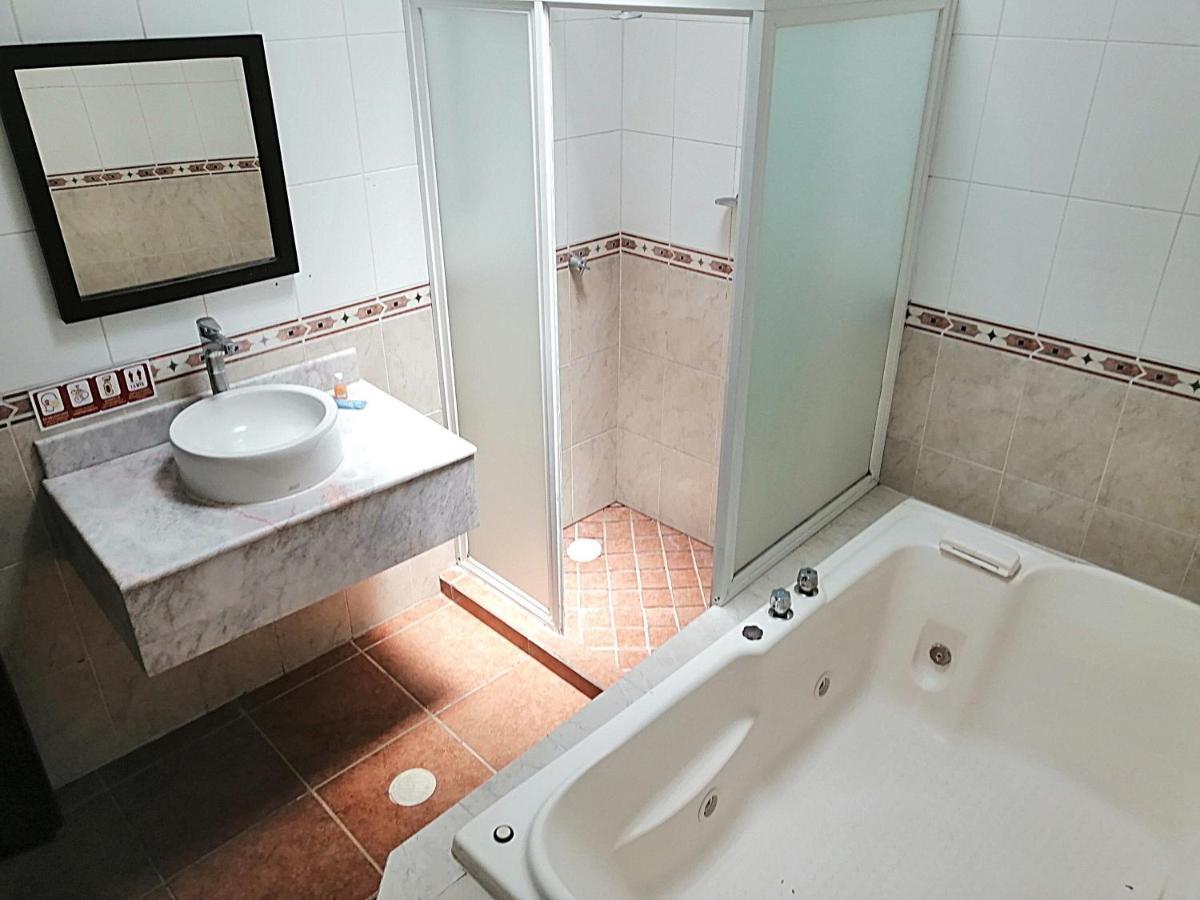 Hotel Aquiles Гвадалахара Экстерьер фото