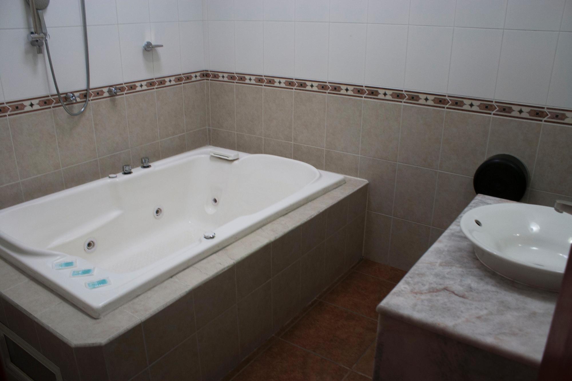 Hotel Aquiles Гвадалахара Экстерьер фото